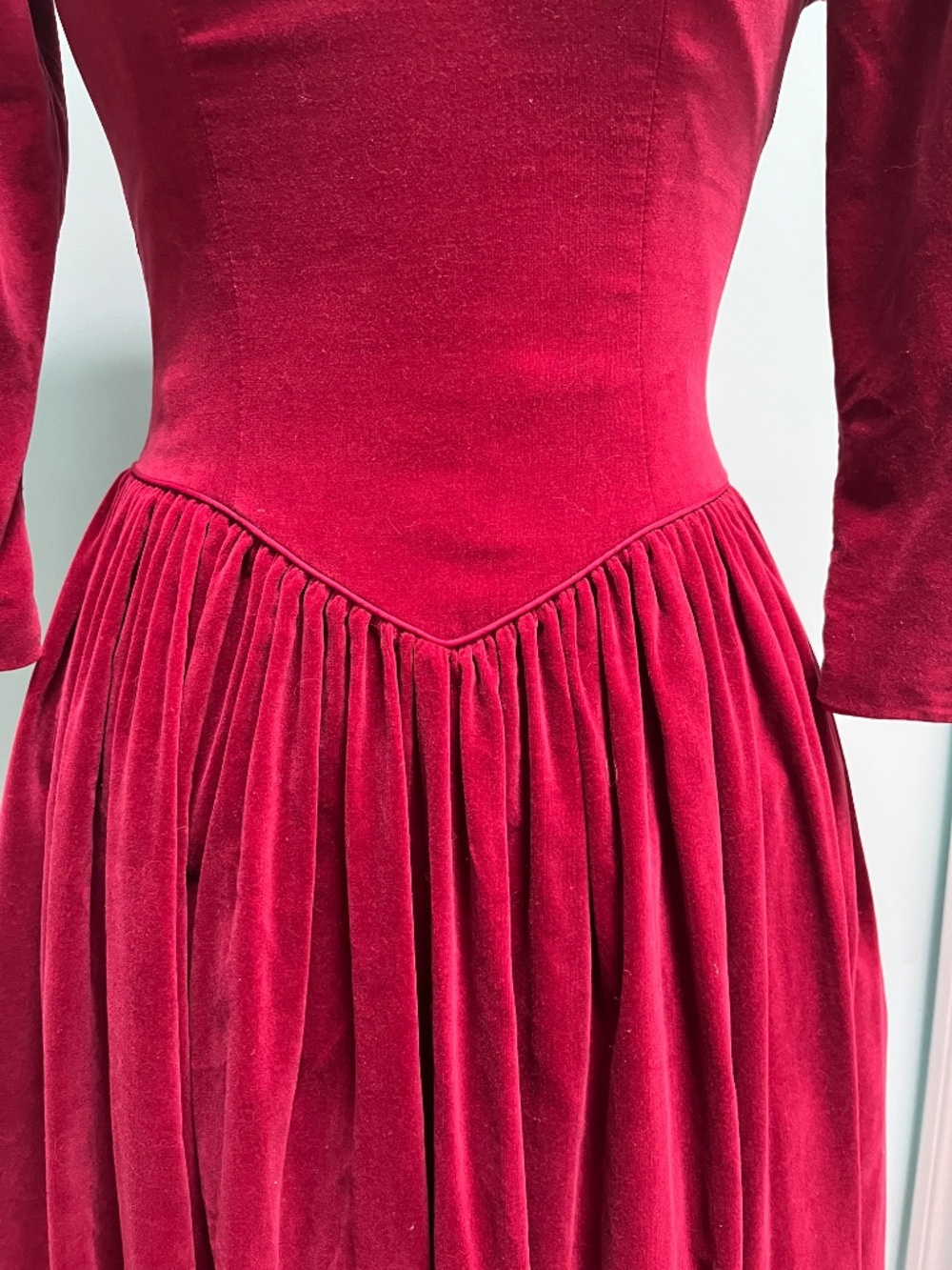 Gorgeous Laura Ashley wine coloured velvet dress, Sz 6 - Picture 8 of 11